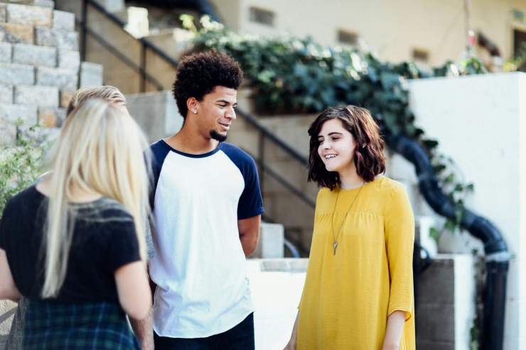 Appel à projet : photos de 3 jeunes discutant ensemble 