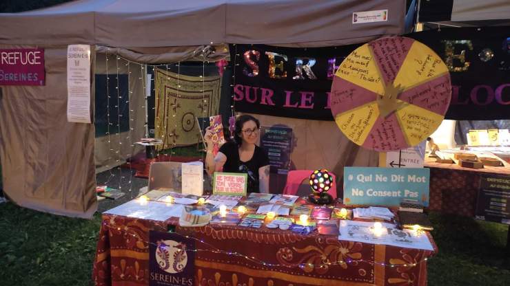 Visuel du stand de l'association serein·es 
