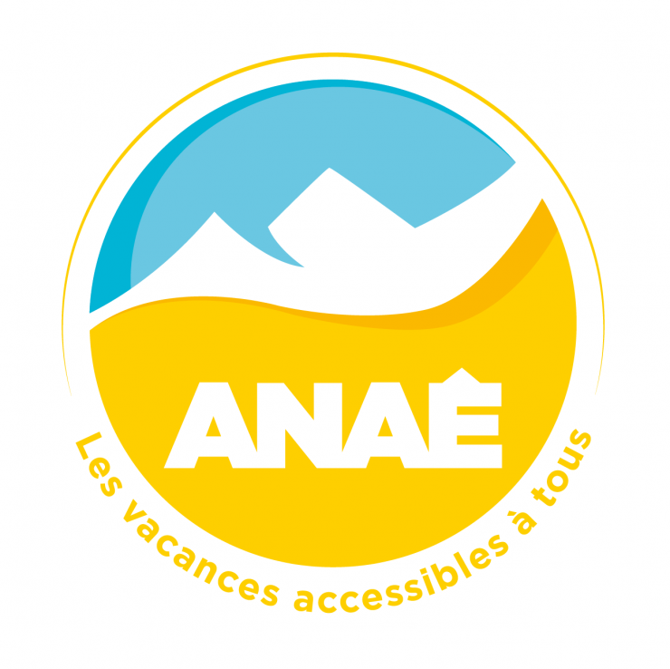 logo de l'association ANAE aux couleurs bleu et jaune - une chaîne de montagnes sur un fond de ciel bleu, et en bas de l'image, une vague jaune évoque la plage. le logo est entouré du slogan "les vacances accesibles à tous" 