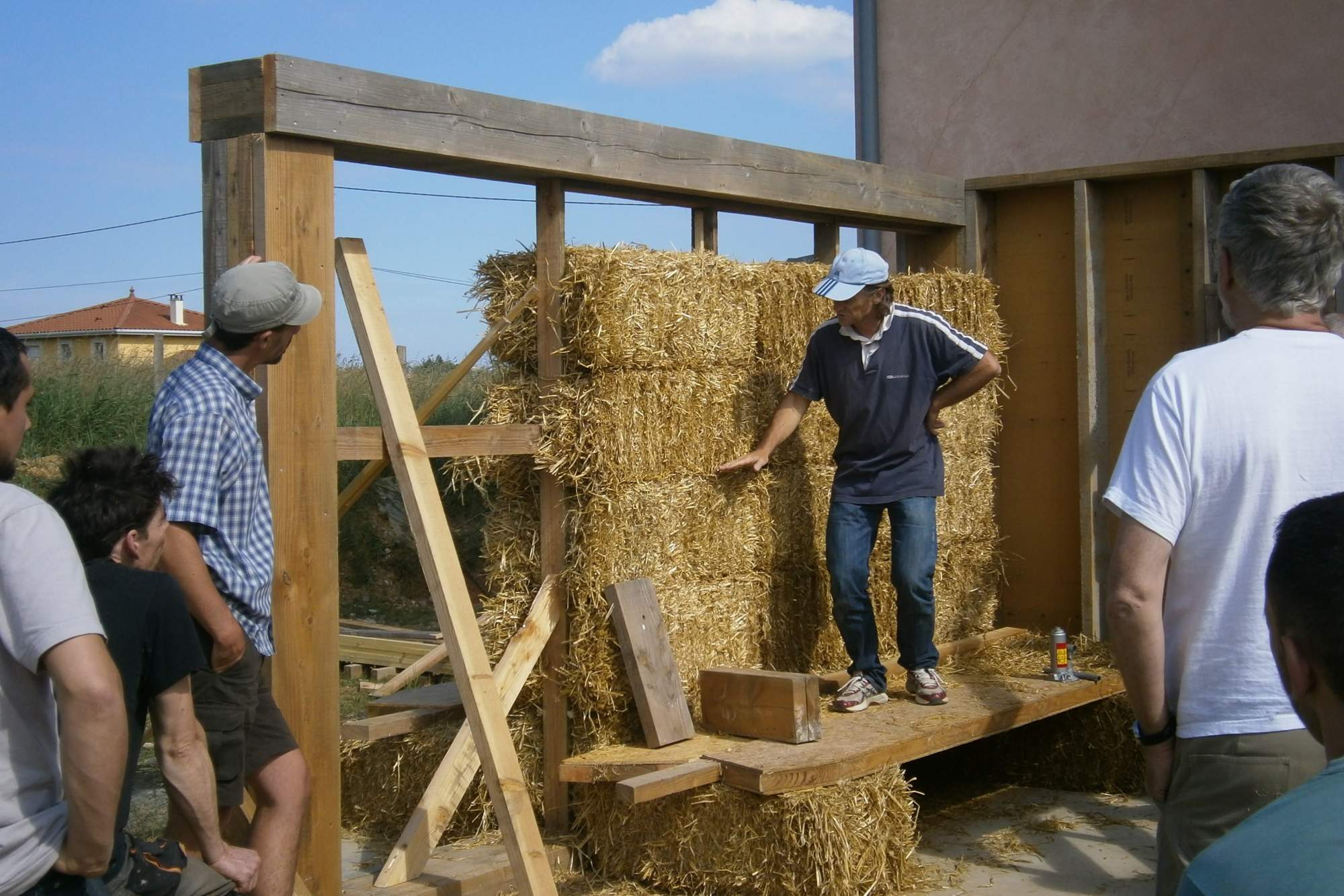 Auto construction ossature bois et bottes de paille (Rhône, proche Lyon)