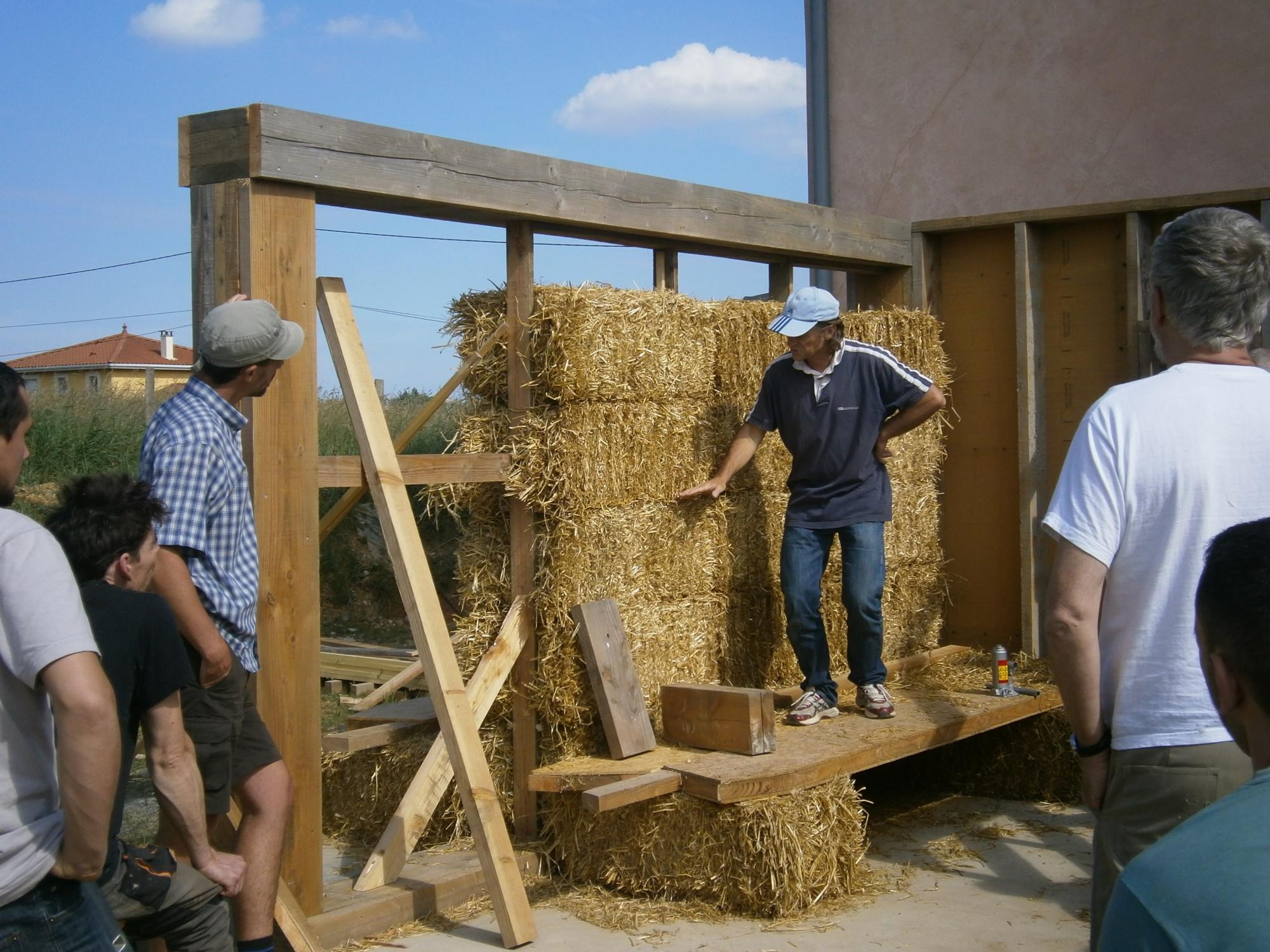 Construire en ossature bois et isoler en bottes de paille – La Tour-de-Salvagny (69) Construire en ossature bois et isoler en bottes de paille – La Tour-de-Salvagny (69)