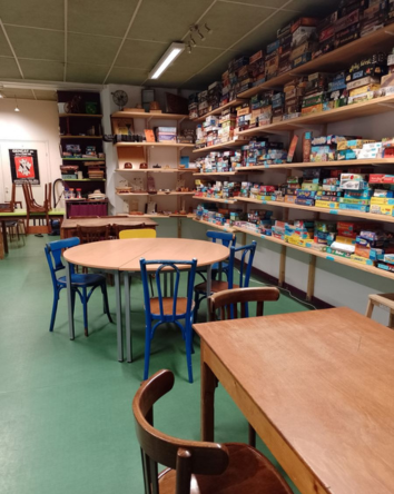 Photo d'une pi&egrave;ce avec des &eacute;tag&egrave;res de jeux de soci&eacute;t&eacute;s